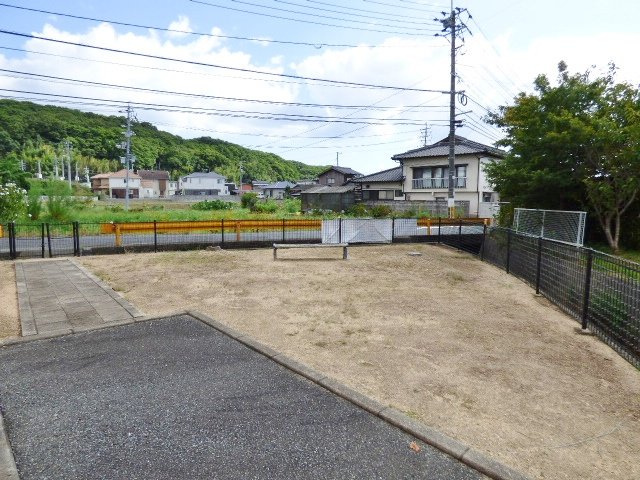 ニューリバティ藤田のその他共用部分|ベンチのある共用スペース。お子様とちょっと外に出たい時に。