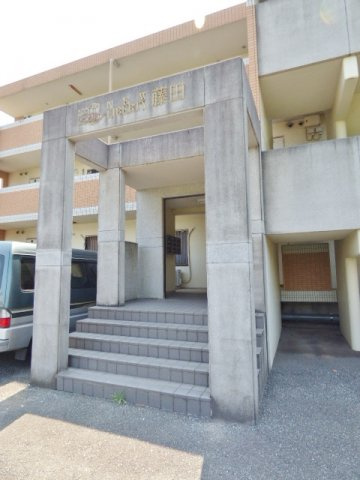 ニューリバティ藤田のエントランス|通路は広く、屋根あり。お子様の手を引いてゆっくり歩けます。