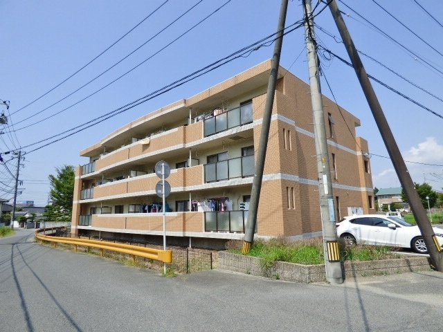 ニューリバティ藤田の外観|閑静な住宅街に位置し、お部屋でゆったりと過ごせる物件です。