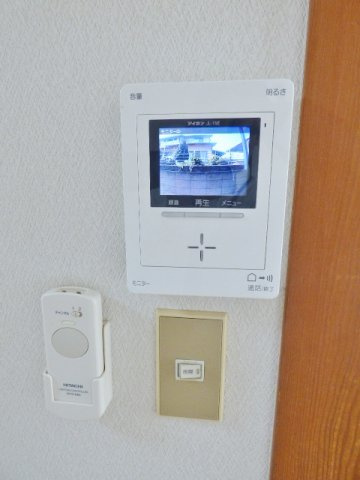 ハイツ足立のセキュリティ|TVモニター付きインターホン。顔が確認出来て安心です。