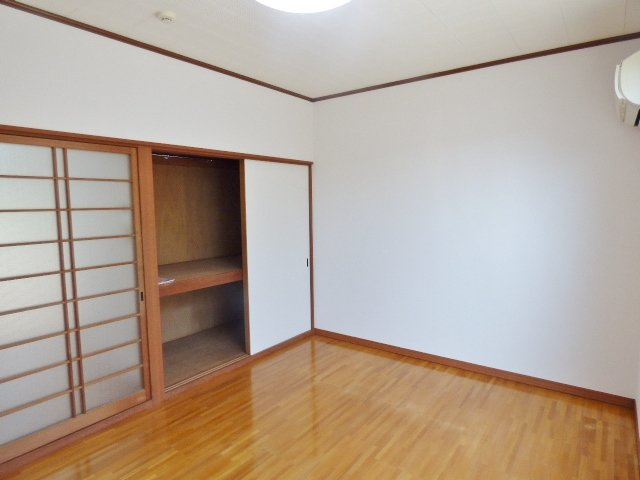 ハイツ足立の洋室|落ち着いた印象の居室。