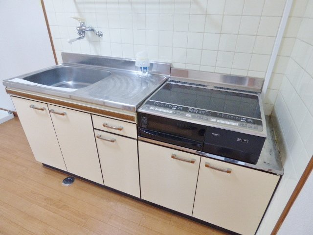 ハイツ足立のキッチン|お料理好きの方には嬉しい、広めのキッチン＆収納もバッチリ。