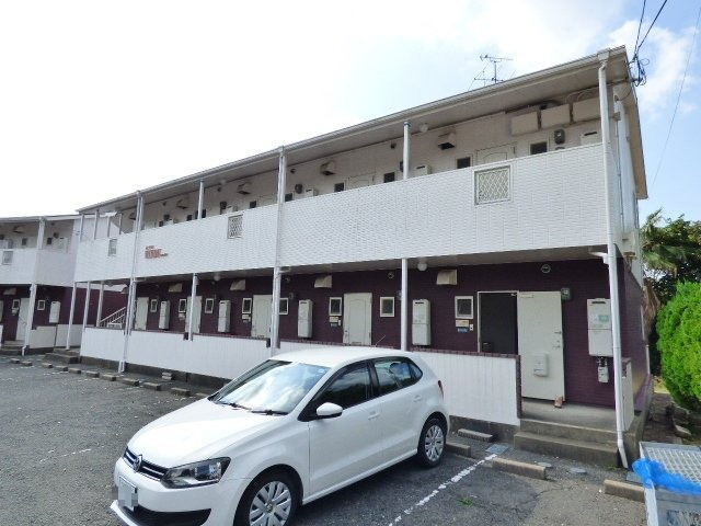 ハイツウインディの駐車場|建物目の前に１列の駐車場。目の前道路は道幅が広くバック駐車しやすいです！