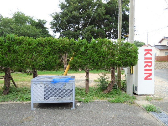 ハイツウインディの外観|敷地そばに自動販売機もございます♪夜中に喉が渇いた時も便利♪