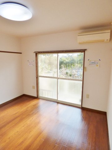 ハイツウインディの居間・リビング|角部屋は窓が2ヶ所あり、明るい室内です。