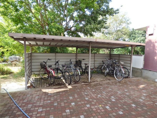 ハイツウインディのその他共用部分|自転車をお持ちの方に嬉しい♪ゆとりのある駐輪スペースです。