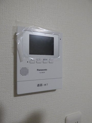 グランコムメゾン南中川のセキュリティ|玄関ドアを開けなくても来客対応できるTV付インターホン。