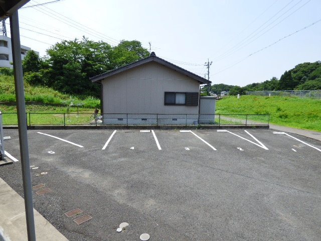 グランコムメゾン南中川の駐車場|駐車場があるので、車を買う予定の方も安心です