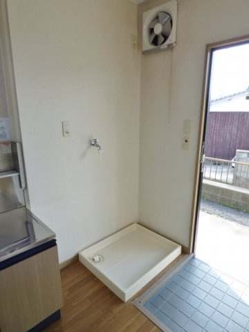 グリーンパークトキワ　Bの設備|玄関横に洗濯機置場。洗濯パン付き！　※掲載画像は同タイプの別室内画像のためイメージとしてご参照くださ