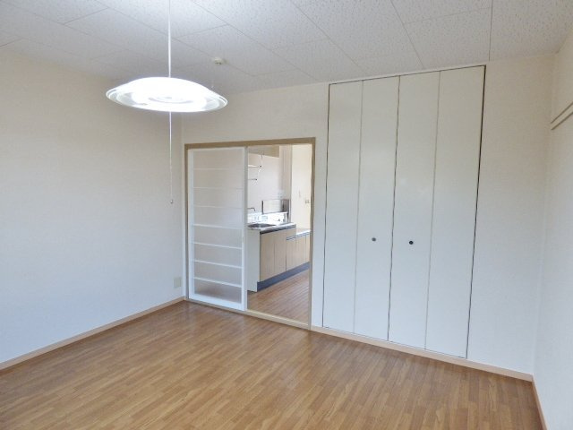 グリーンパークトキワ　Bの洋室|扉は部屋を圧迫しない開き戸と両開き戸♪家具配置の幅が広がります！※掲載画像は同タイプの別室内画像のた