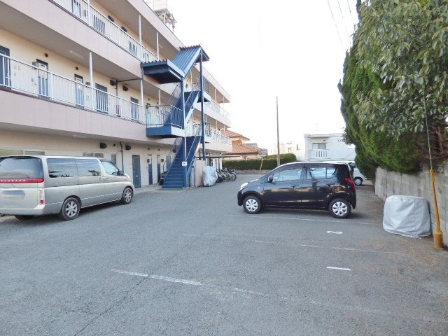 ＹＫビルの駐車場|敷地出入口に塀や縁石がないので車でも出入りしやすいですよ！