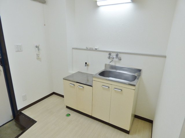 ＹＫビルのキッチン|上下に収納のあるキッチン！水道上に小物も並べられます♪　※掲載画像は同タイプの別室内画像のためイメー