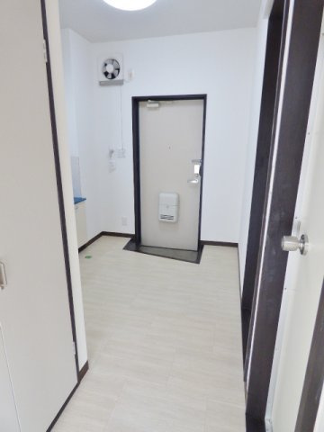 ＹＫビルの内装|キッチン側も白基調で清潔感があります♪