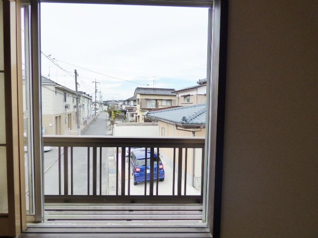ホワイトハウスＡの展望|窓の外は道路が伸びていて開けているから風通し◎