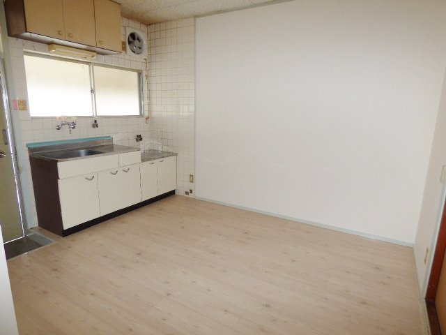ホワイトハウスＡの内装|キッチン正面に窓があり、北側でも明るいです♪