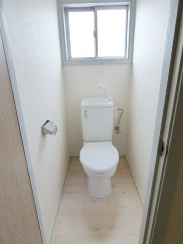 ホワイトハウスＡのトイレ|トイレに窓があるとにおいもこもりません。