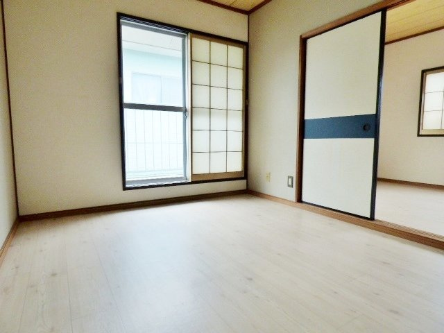 ホワイトハウスＡの居間・リビング|明るい色の床材でお部屋全体が明るく気持ちのいい空間に♪