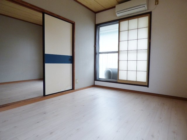 ホワイトハウスＡの内装|右側の居室にはエアコン有。居室同士繋がるので２部屋とも暖か。