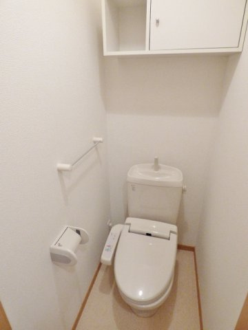 シンフォニアＡのトイレ|温水洗浄便座で快適♪収納棚もあり芳香剤やトイレットペーパーの買い置きを置けますね。
