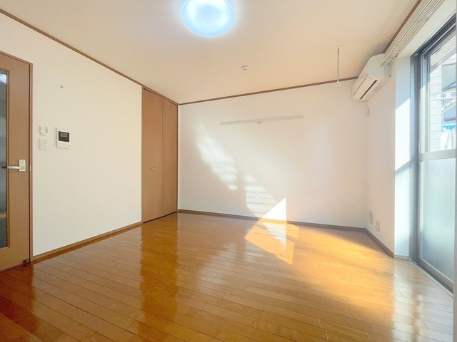 サザンレジデンスの居間・リビング|★明るいフローリングのお部屋です★