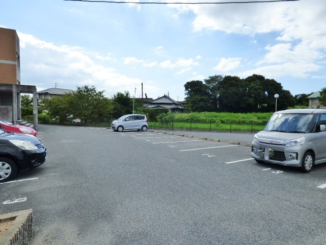 ニューリバティ藤田の駐車場|切り返すスペース十分でバック駐車もスムーズな駐車場。