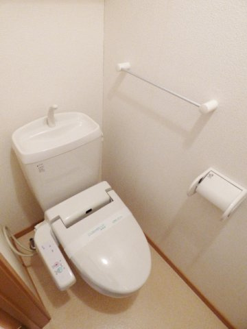 シンフォニアＡのトイレ|温水洗浄便座付トイレで快適♪タオル掛けもついてます！