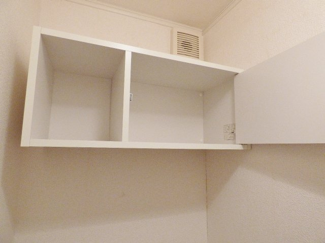 シンフォニアＡの設備|トイレ上部に収納もございます！芳香剤や掃除用具等置けますよ♪