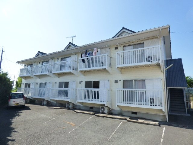 ハイツ足立の外観|通りからも見つけやすい、好立地の物件です。