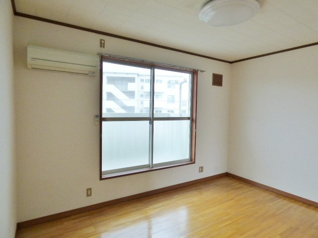 ハイツ足立の洋室|南向きの日当たり良好の居室♪エアコン１台完備！　※掲載画像は同タイプの室内画像のためイメージとしてご