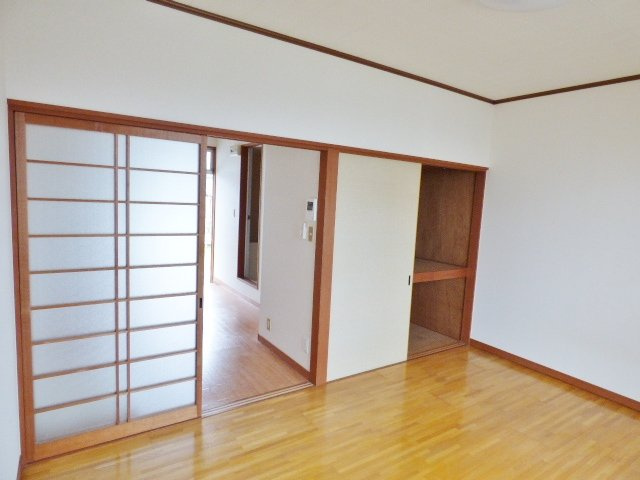 ハイツ足立の洋室|居室扉がガラス戸で、夜もキッチンが真っ暗にならず安心です♪　※掲載画像は同タイプの室内画像のためイメ