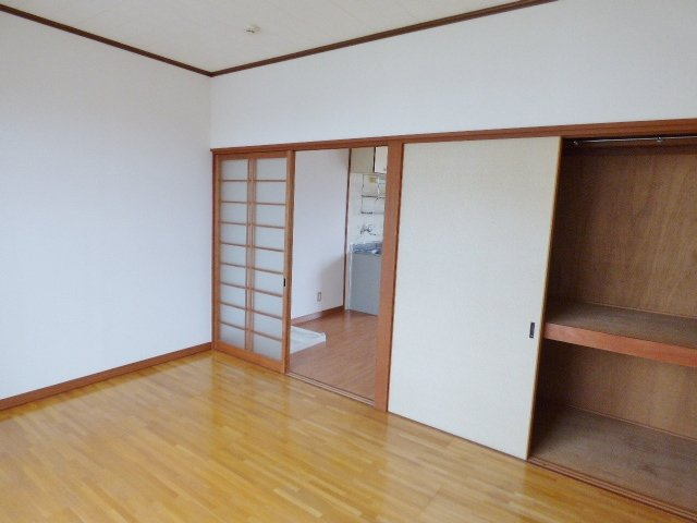 ハイツ足立の洋室|扉はどちらも引戸なので大きな家具の配置もしやすいですね♪　※掲載画像は同タイプの室内画像のためイメー