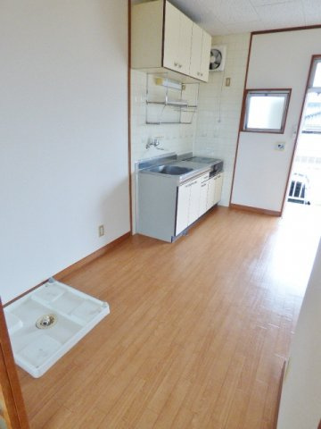 ハイツ足立の内装|１Ｋでこの広さのキッチンはあまりないですよ！　※掲載画像は同タイプの室内画像のためイメージとしてご参