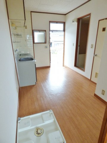 ハイツ足立の内装|冷蔵庫はもちろんレンジ台なども入れられますね♪　※掲載画像は同タイプの室内画像のためイメージとしてご