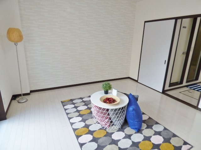 ＹＫビルの居間・リビング|居室にアクセントクロス♪階で柄が違うのでぜひ全階ご覧ください♪