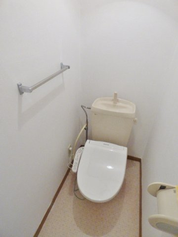 メゾンエスポワールのトイレ|トイレは温水洗浄便座で快適。タオルかけもついています！