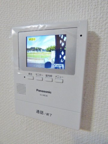 メゾンエスポワールのセキュリティ|モニタホン設置。玄関を開ける前に来客確認できて安心。