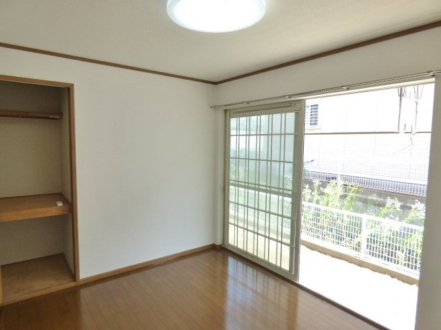 メゾンエスポワールの内装|掃出し窓は幅が広く採光良好。白い格子がお洒落です。