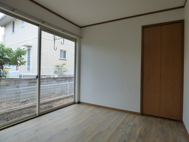 メゾンエスポワールの洋室|掃出し窓は幅が広く採光良好。