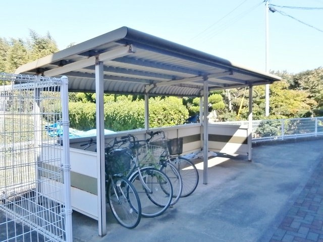メゾンエスポワールのその他共用部分|広い駐輪場。屋根付きなので雨の日も安心です。