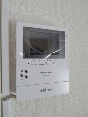 サンガーデンＫＯＢＡＹＡＳＨＩ　Ｂ棟のセキュリティ|TV付インターホンで玄関を開けずに来客確認！　※掲載画像は同タイプの室内画像のためイメージとしてご参