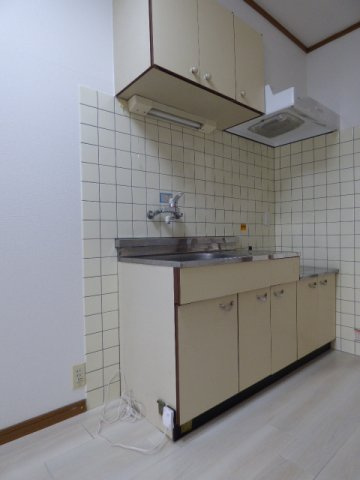 竹田ビルのキッチン|上下に収納があります！調理スペースもありますので、自炊がはかどります♪　※掲載画像は同タイプの別室内