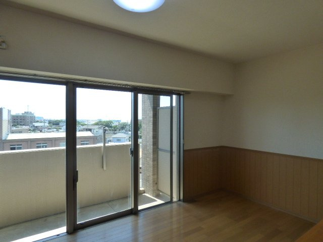 ミレーユ・ステディアの居間・リビング|南向きで窓も大きく採光良好！明るいお部屋です！　※掲載画像は同タイプの別室内画像のためイメージとして