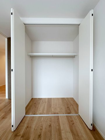 廿日市市対厳山3丁目 No.Cの収納|全居室収納☆
主寝室のクローゼット♪