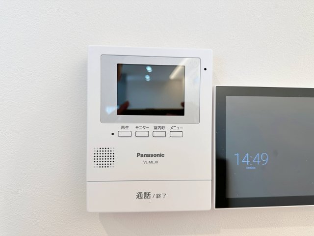 廿日市市対厳山3丁目 No.Cの防犯設備|ドアホン☆
来客があったとき、室内からカメラやマイクを使って相手や用件を確認できます。相手を事前に確認することができ、訪問販売対策や防犯面でも役に立つアイテムです♪