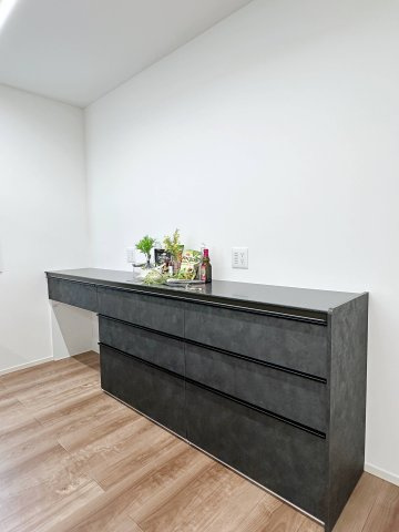 廿日市市対厳山3丁目 No.Bの収納|カップボード☆
大型のカップボードは収納力もあり便利です。また、備え付けの為、耐震性が高く地震の際にも倒れてくる心配はありません♪
