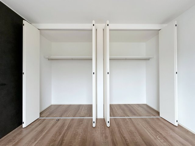 廿日市市対厳山3丁目 No.Bの収納|全居室収納☆
主寝室にはたくさん収納できる2つのクローゼット♪