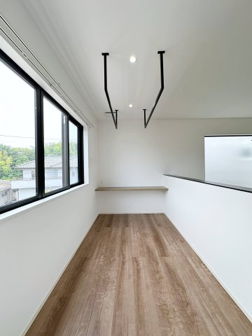 廿日市市対厳山3丁目 No.Bのバルコニー|室内物干しスペース☆
屋内なので天気を気にする必要もなく、お掃除も簡単です♪