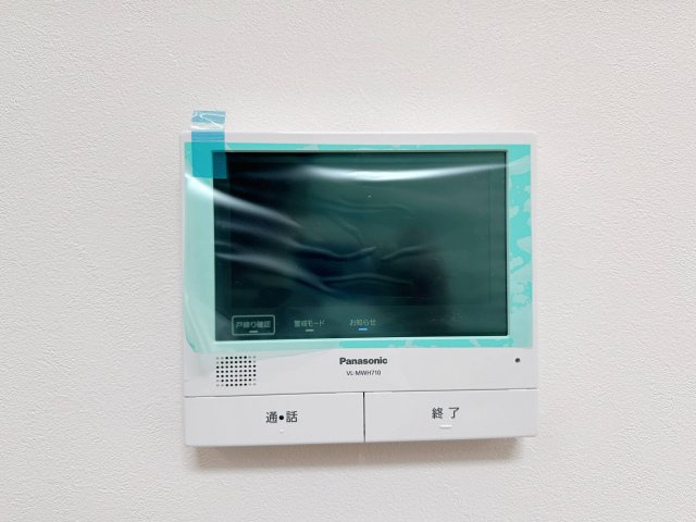 廿日市市対厳山3丁目 No.Bの防犯設備|ドアホン☆
来客があったとき、室内からカメラやマイクを使って相手や用件を確認できます。相手を事前に確認することができ、訪問販売対策や防犯面でも役に立つアイテムです♪