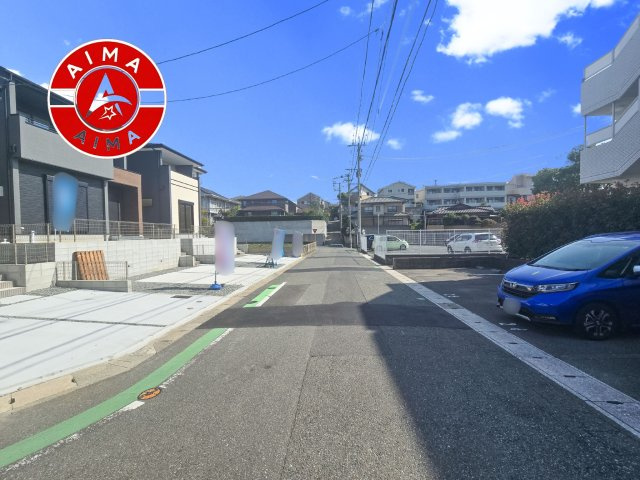 糟屋郡新宮町湊第5-1棟（1号棟）の外観：施工例|前面道路は閑静な住宅地をはしる車通りの少ない道路。お車の出し入れが苦手なママや小さなお子様にも安心ですね。しっかり舗装もされているので、ベビーカーや自転車で通っても快適に通行できます。