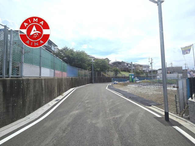 糟屋郡新宮町湊第5-1棟（1号棟）の外観|前面道路含む現地の写真です。